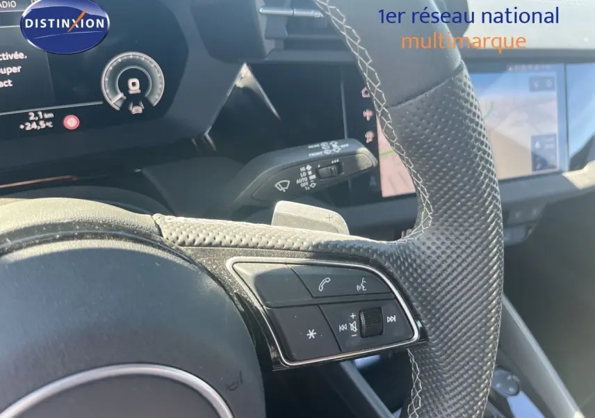 Gros plan sur le volant en cuir perforé avec commandes intégrées de l'Audi A3 Sportback 40 TFSIe S-Line 2025.
