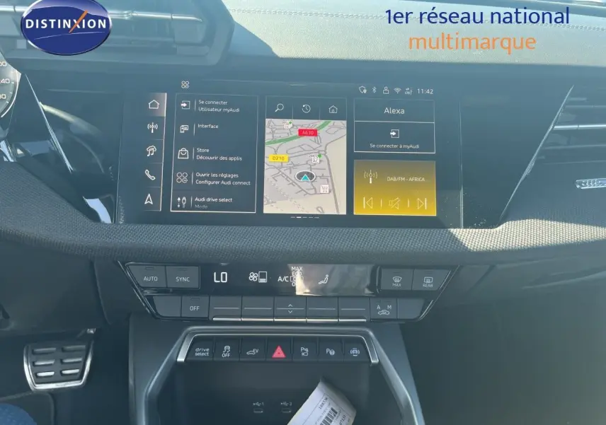 Vue rapprochée du tableau de bord de l'Audi A3 Sportback 40 TFSIe 2025 avec écran tactile et commandes climatisation.