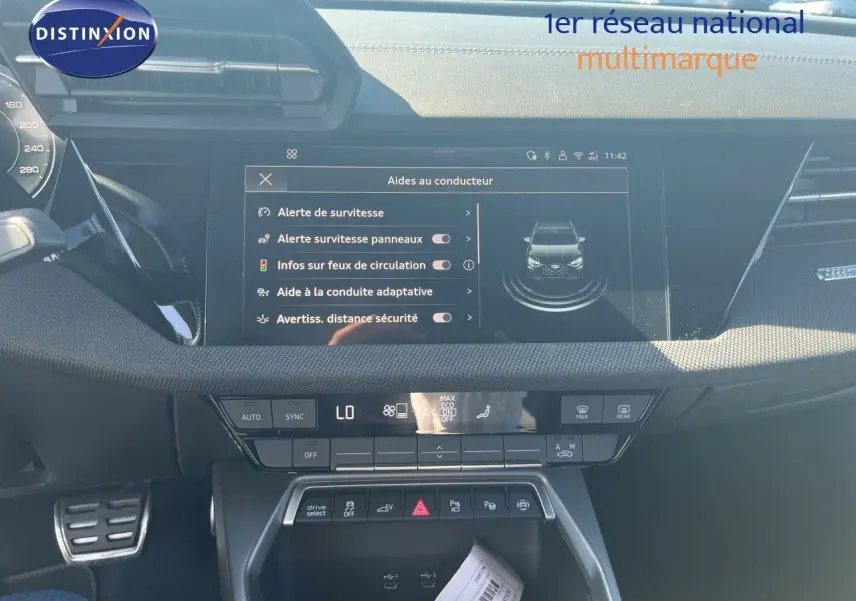 Vue intérieure du tableau de bord d'une Audi A3 Sportback 40 TFSIe S-Line 2025, avec écran tactile affichant les aides à la conduite.