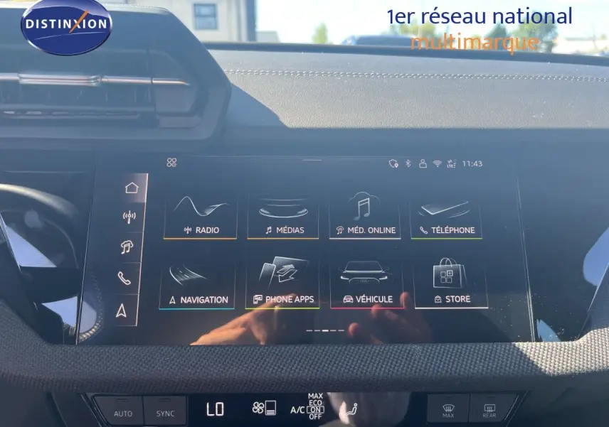 Vue rapprochée de l’écran tactile central de l’Audi A3 Sportback 2025 gris Daytona avec interface multimédia affichée.