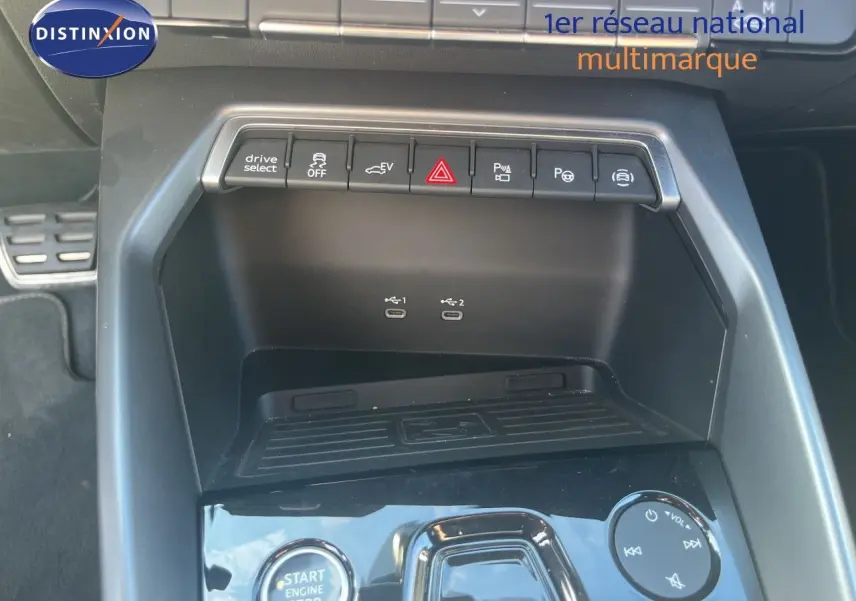 Gros plan sur la console centrale de l'Audi A3 Sportback gris Daytona, montrant les boutons de commande et ports USB-C.