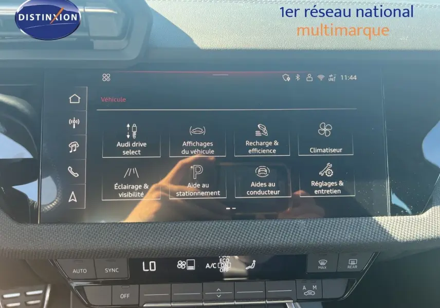 Écran tactile intérieur de l’Audi A3 Sportback gris Daytona, affichant les options de conduite et assistance.