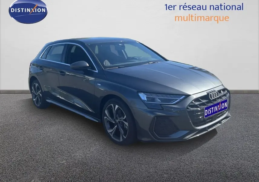 Audi A3 Sportback gris Daytona métal vue 3/4 avant droit, avec calandre S-Line et jantes bi-ton distinctives.