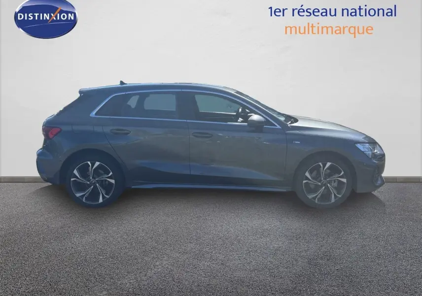 Profil gauche d'une Audi A3 Sportback 40 TFSIe gris Daytona, avec jantes alliage et toit noir contrasté.