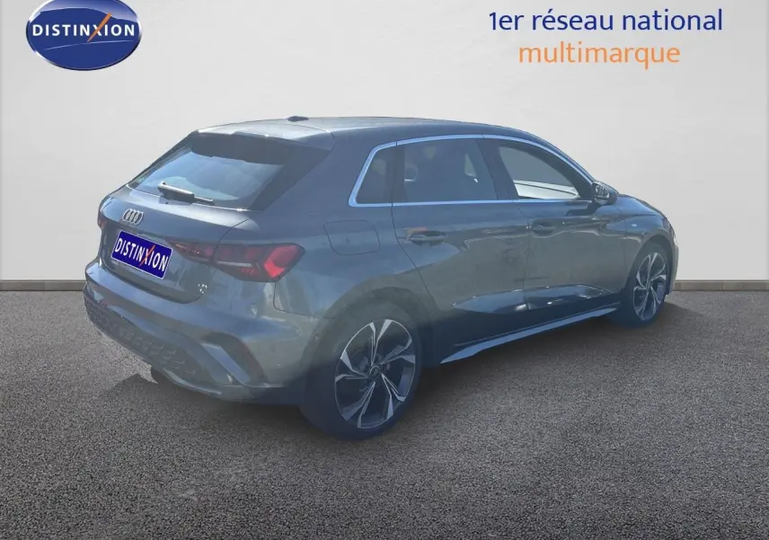 Audi A3 Sportback gris Daytona métal vue 3/4 arrière droit, mettant en valeur ses jantes et lignes dynamiques.
