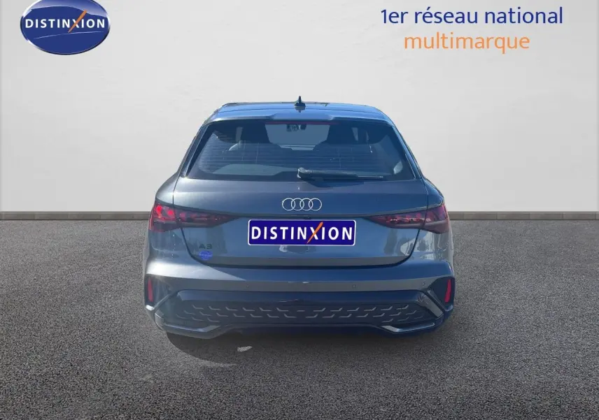 Vue arrière d'une Audi A3 Sportback 40 TFSIe gris Daytona metal avec logo et feux LED distinctifs.