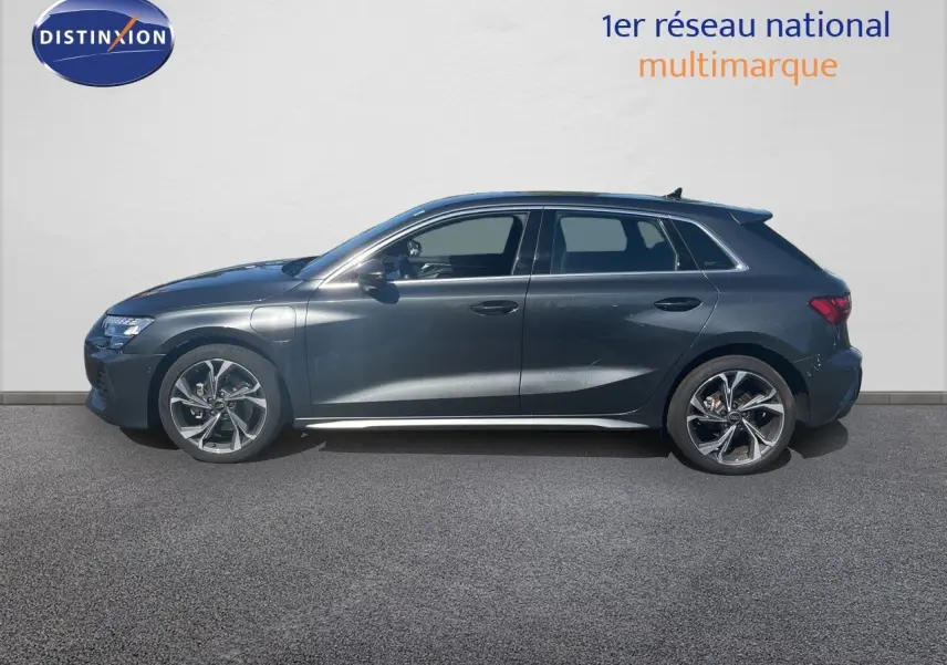 Profil côté gauche d'une Audi A3 Sportback 40 TFSIe S-Line 2025 en gris Daytona métallisé avec jantes alliage distinctives.