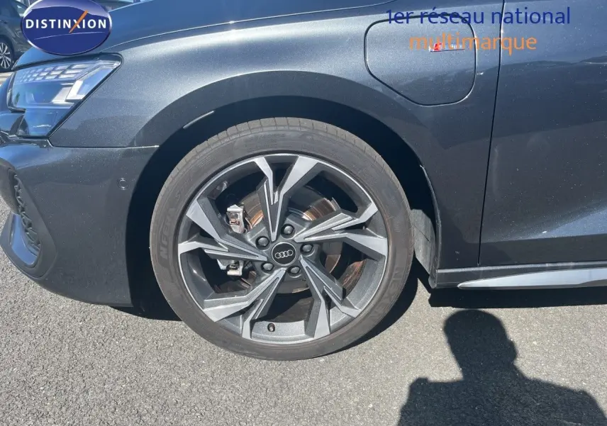 Gros plan sur la roue avant gauche et la partie latérale gris Daytona métal d'une Audi A3 Sportback 40 TFSIe S-Line 2025.