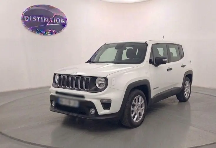 Jeep Renegade blanc vue 3/4 avant droit, calandre à sept barres et phares ronds, version 2024 e-Hybrid Altitude.