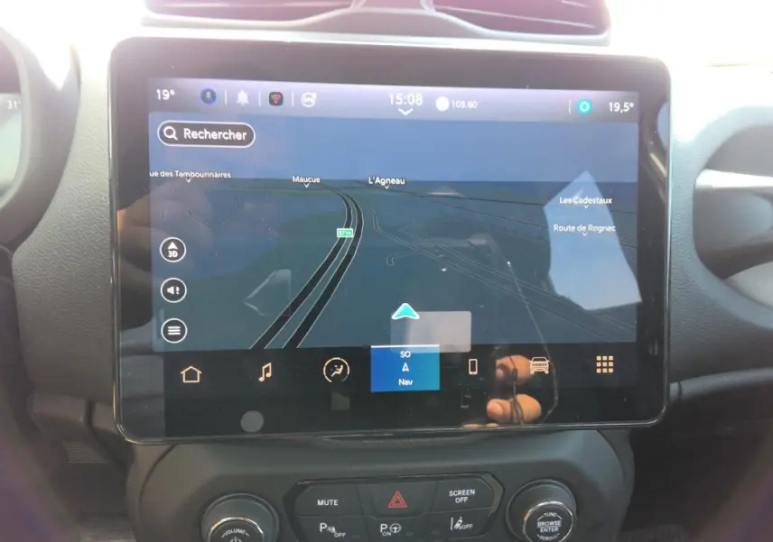 Écran tactile central du Jeep Renegade 2024 blanc, vue rapprochée du système de navigation et commandes.