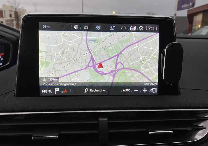 Écran tactile de navigation affichant une carte dans l'habitacle d'un Peugeot 3008 gris Artense.