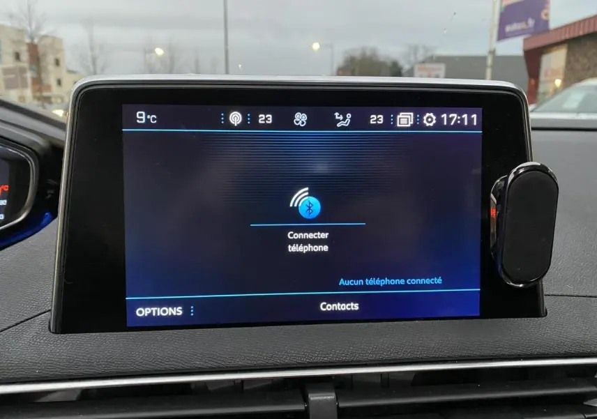 Écran tactile central du Peugeot 3008 2019 affichant la connexion Bluetooth pour téléphone, intérieur noir.