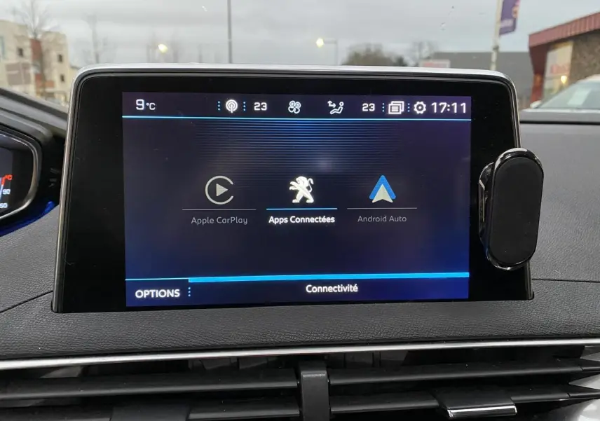 Écran tactile central du Peugeot 3008 gris Artense affichant les options Apple CarPlay, Android Auto et Apps Connectées.