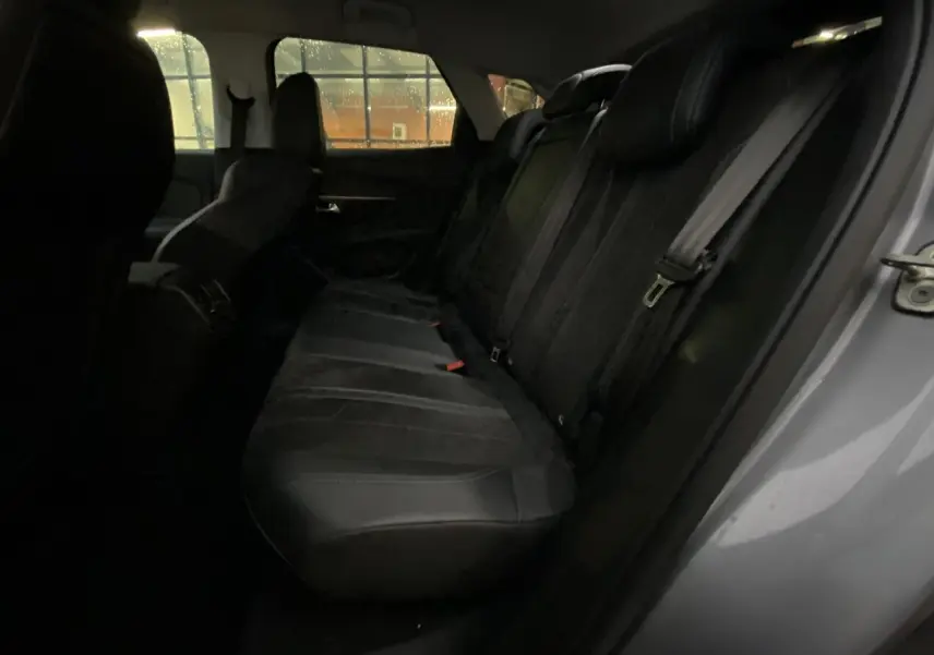 Vue intérieure des sièges arrière en cuir noir du Peugeot 3008 gris Artense, côté droit avec ceinture de sécurité visible.