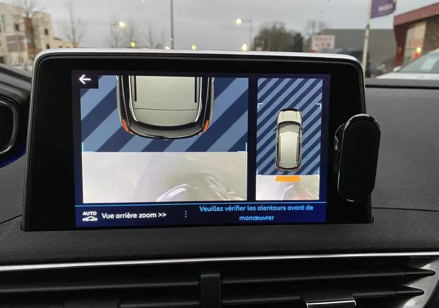 Écran tactile intérieur du Peugeot 3008 gris Artense montrant la vue arrière et la caméra de recul en stationnement