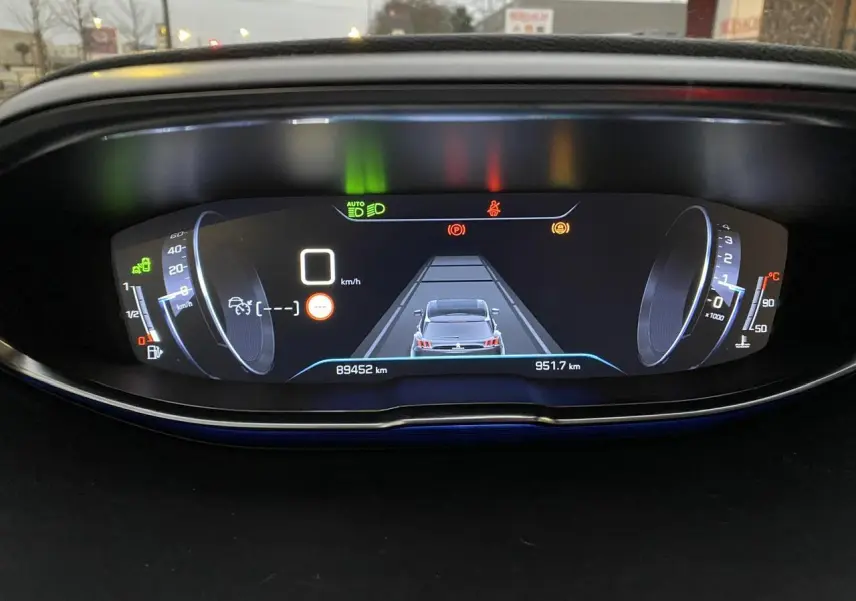 Tableau de bord numérique du Peugeot 3008 2019 affichant la vitesse à 0 km/h et une vue arrière du véhicule en gris Artense.