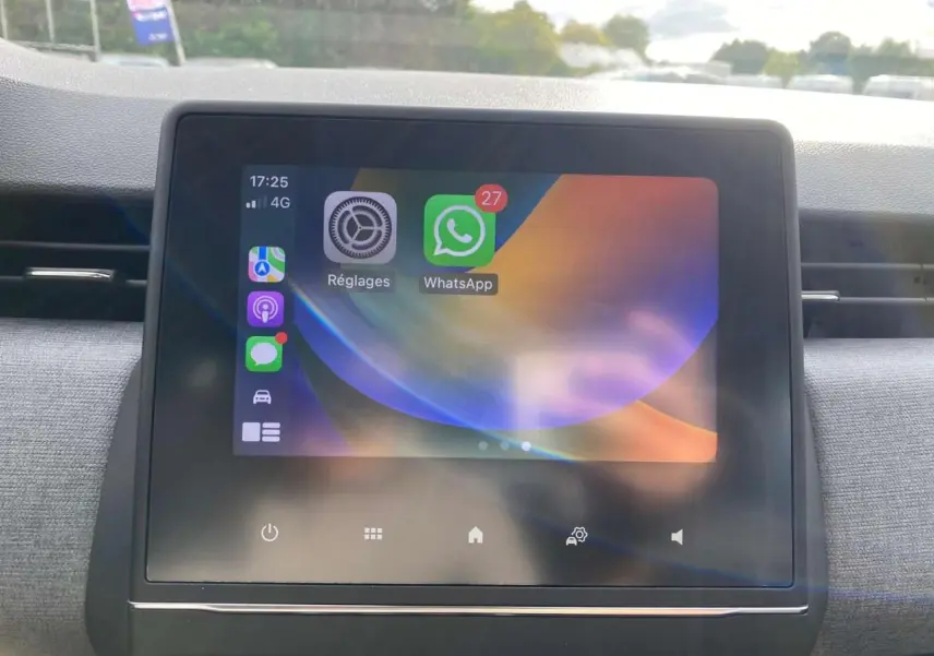 Écran tactile Easy Link 7 pouces affichant WhatsApp dans l'habitacle d'une Renault Clio gris Rafale 2025.