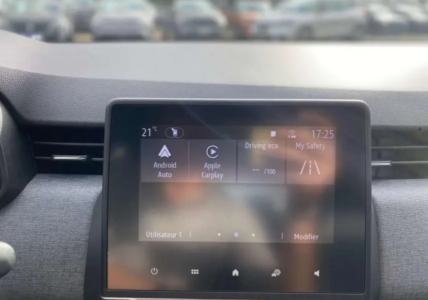 Écran tactile central Easy Link 7 pouces de la Renault Clio Evolution 2025, affichant Android Auto et Apple CarPlay.
