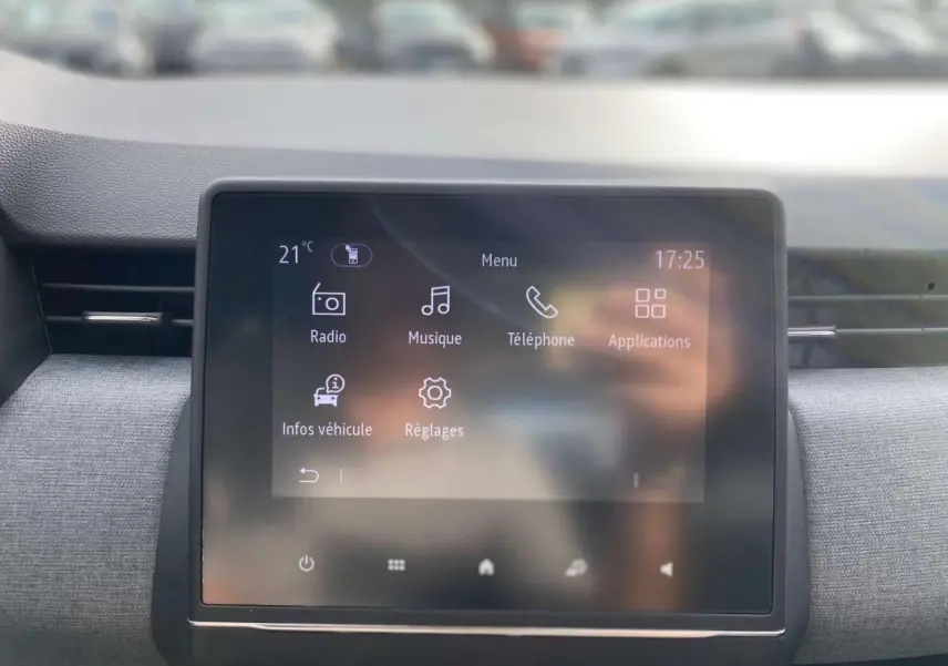Écran tactile central Easy Link 7 pouces affichant le menu principal dans l'habitacle de la Renault Clio Gris Rafale 2025.