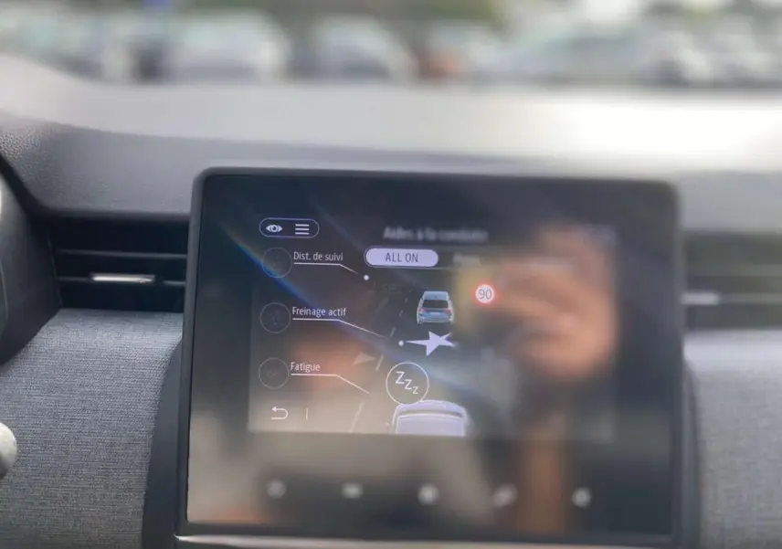 Écran tactile du système Easy Link de la Renault Clio Gris Rafale montrant les aides à la conduite.
