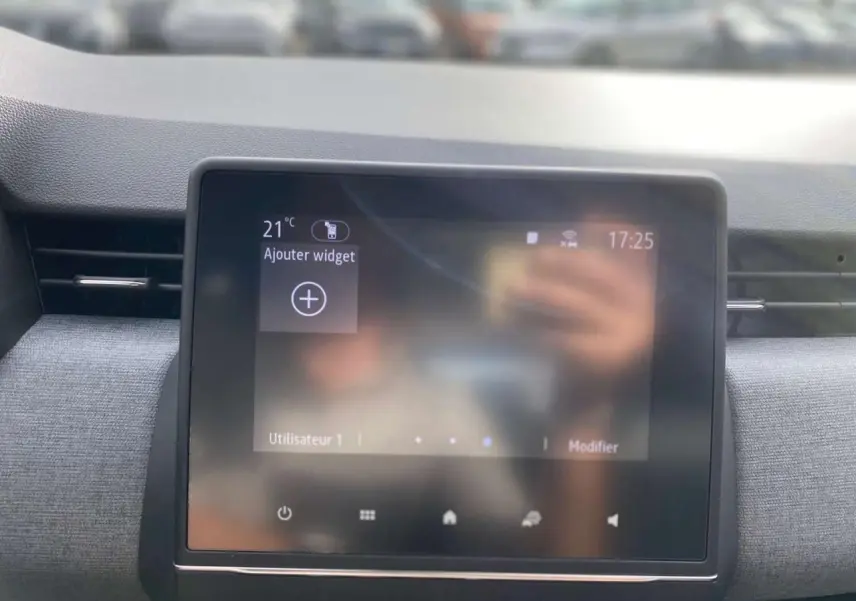 Écran tactile 7 pouces du système Easy Link de la Renault Clio 2025, affichant l'interface utilisateur.