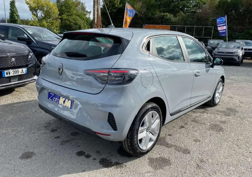 Vue 3/4 arrière droite d'une Renault Clio 2025 gris Rafale avec feux LED et jantes alliage brillantes.