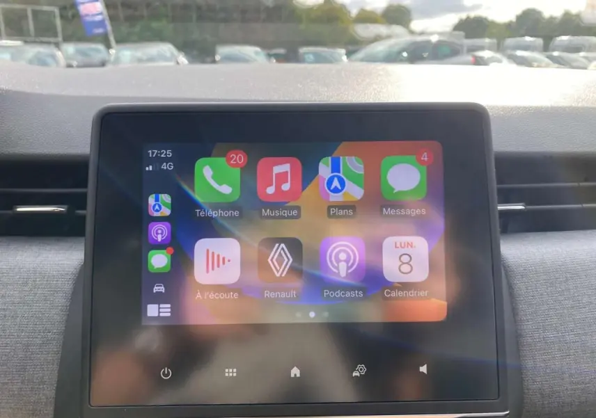 Écran tactile 7 pouces du système Easy Link affichant Apple CarPlay dans une Renault Clio gris Rafale.