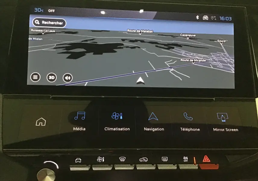 Écran tactile central avec navigation GPS affichée dans une Peugeot 308 gris Sellenium, vue rapprochée du tableau de bord.