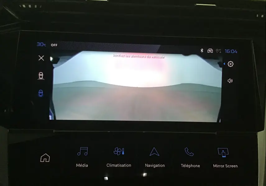 Écran tactile intérieur de la Peugeot 308 gris Sellenium affichant la caméra de recul avec interface multimédia.