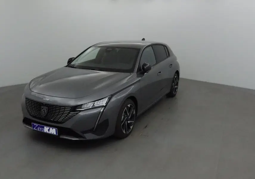 Peugeot 308 gris Sellenium vue 3/4 avant droit dans un espace neutre, avec calandre noire et jantes alliage.