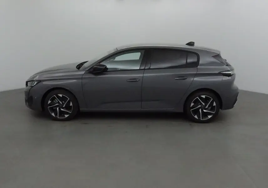 Profil côté gauche d'une Peugeot 308 gris Sellenium 2025, soulignant ses jantes modernes et lignes épurées.