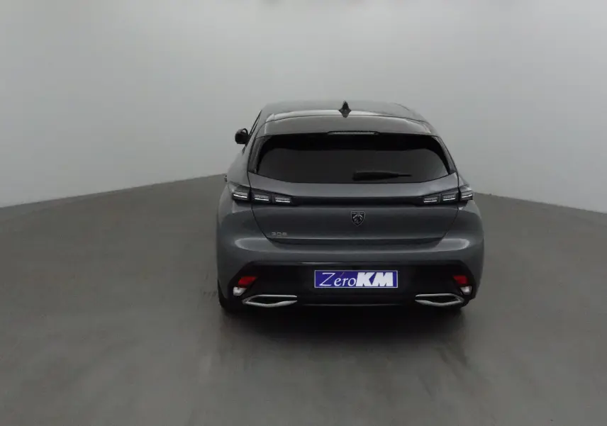 Vue arrière d'une Peugeot 308 gris Sellenium 2025 avec feux LED et double sortie d'échappement chromée.