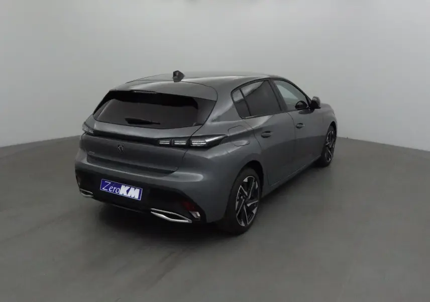 Vue 3/4 arrière droite d'une Peugeot 308 gris Sellenium avec vitres teintées et jantes alliage noires.