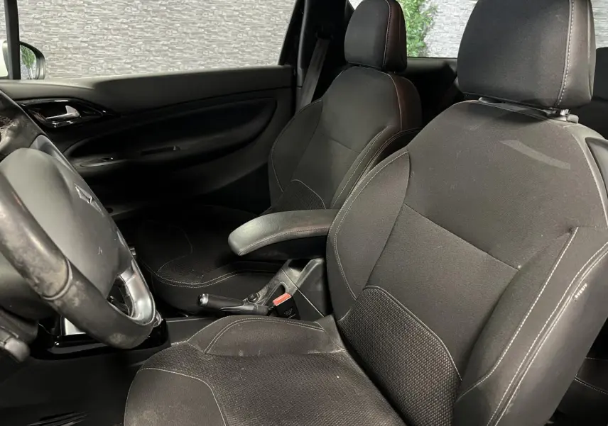 Vue intérieure rapprochée des sièges avant noirs et de la console centrale d'une DS3 So Chic 2016.