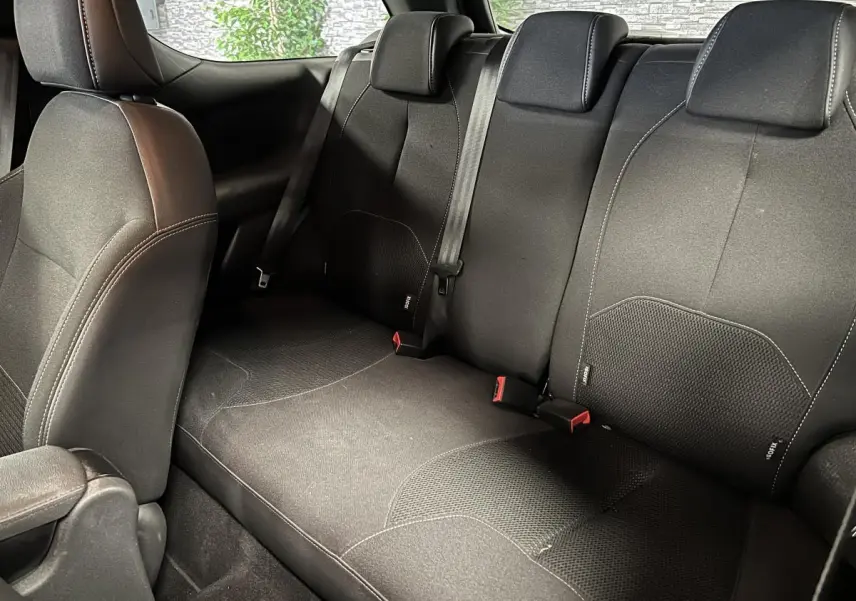 Vue intérieure du siège arrière noir du DS3 2016, avec appuie-têtes et ceintures de sécurité visibles.