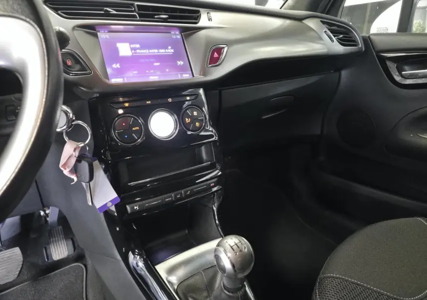 Intérieur avant droit du DS3 2016 avec console centrale noire brillante et levier de vitesse manuel visible.
