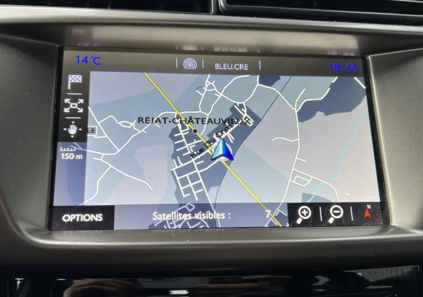 Écran tactile de navigation 7 pouces affichant une carte dans une DS3 violet, vue intérieure centrale.