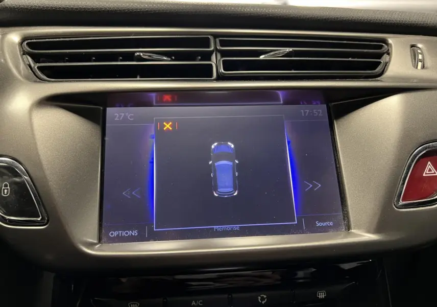 Écran tactile central du DS3 2016 affichant l'aide au stationnement arrière avec interface bleue et température 27°C
