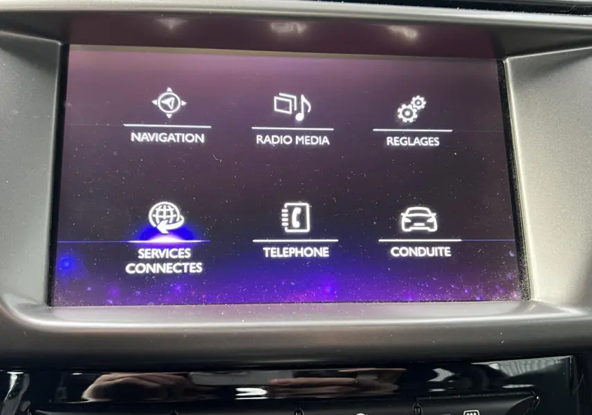 Écran tactile central du système de navigation DS3 violet affichant les options radio, téléphone et conduite.