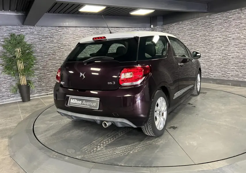 DS3 violet 3/4 arrière droit avec toit blanc, canule d'échappement chromée et feux arrière LED 3D visibles