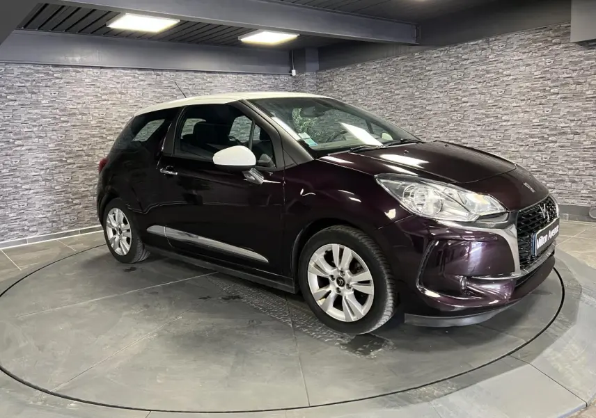 DS3 1.6 BlueHDi So Chic violet vue 3/4 avant droit avec toit blanc et rétroviseurs blancs dans un garage.