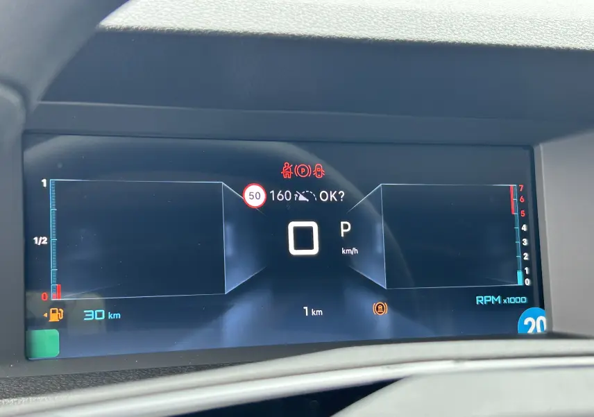Tableau de bord numérique du Citroën Jumpy gris titane, affichant vitesse, régime moteur et alertes au démarrage.