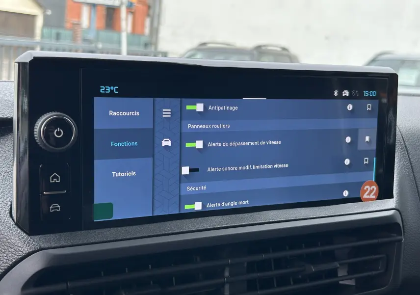 Écran tactile central du Citroën Jumpy Ph.2 M gris titane affichant les options de sécurité et d'assistance à la conduite.
