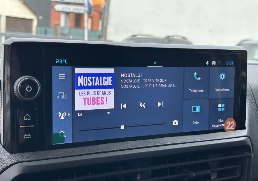 Écran tactile central du tableau de bord du Citroën Jumpy 2025 affichant la radio Nostalgie à 15h01