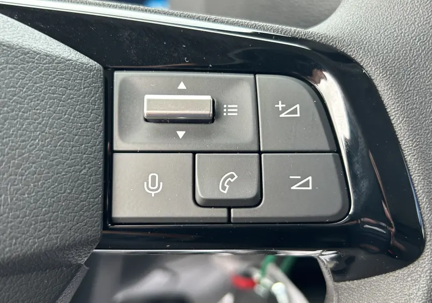 Boutons de commande au volant noir du Citroën Jumpy 2025, avec touches de volume, appel et commande vocale visibles.