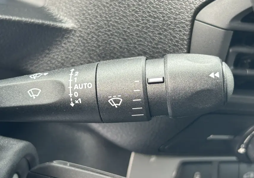 Gros plan sur la commande des essuie-glaces du Citroën Jumpy gris titane, avec réglage automatique visible.