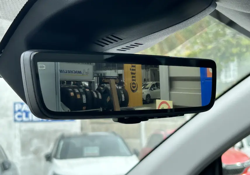 Rétroviseur intérieur numérique du Citroën Jumpy gris titane, affichant une vue arrière de pneus et véhicules en atelier.