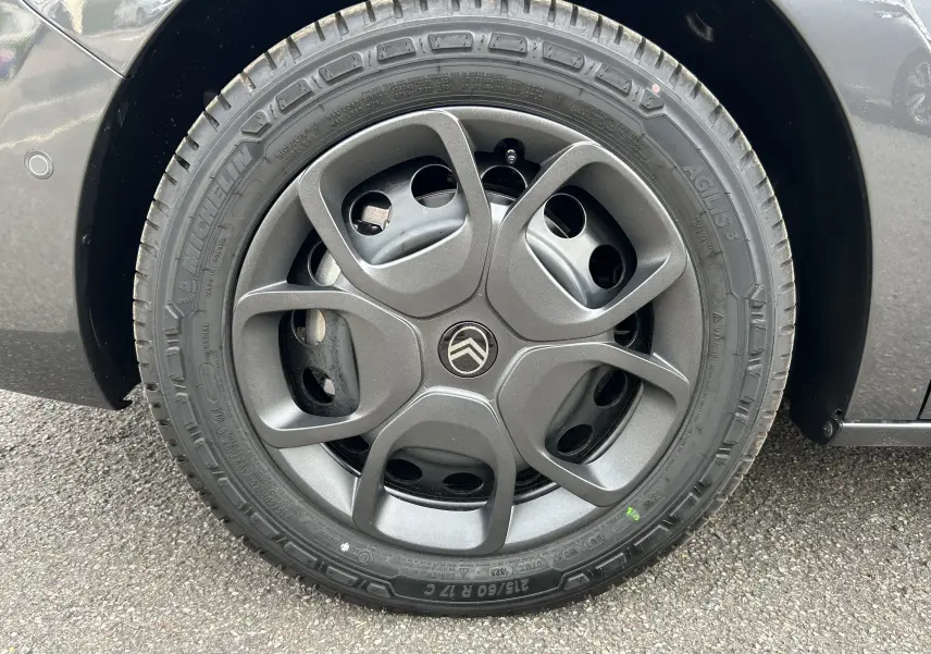 Gros plan sur la roue avant gauche gris titane du Citroën Jumpy Ph.2 avec jante alliage au design moderne.