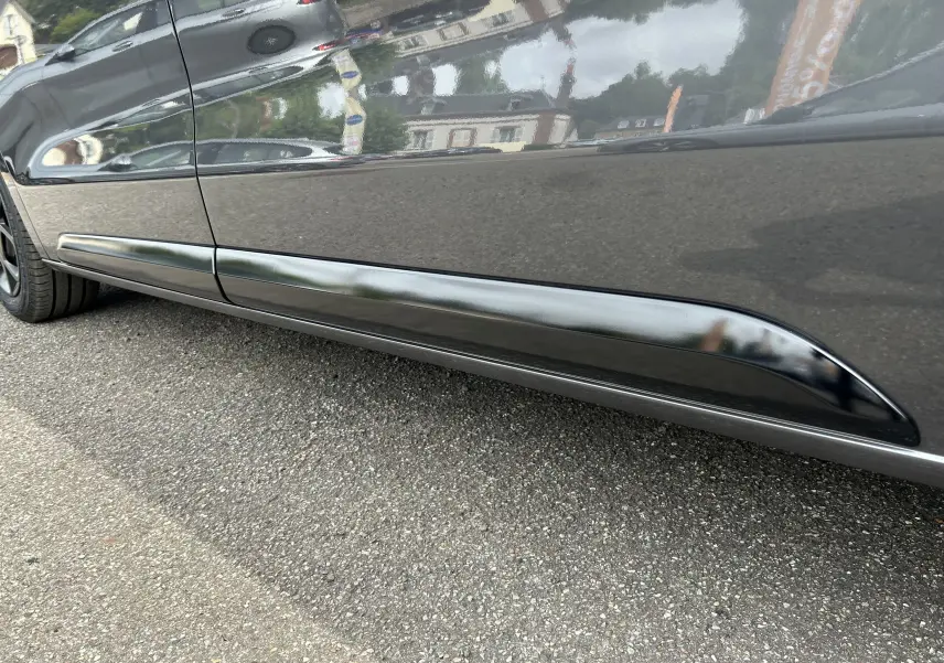 Gros plan sur la bas de caisse côté gauche gris titane du Citroën Jumpy Ph.2 M BlueHDi 145 2025.