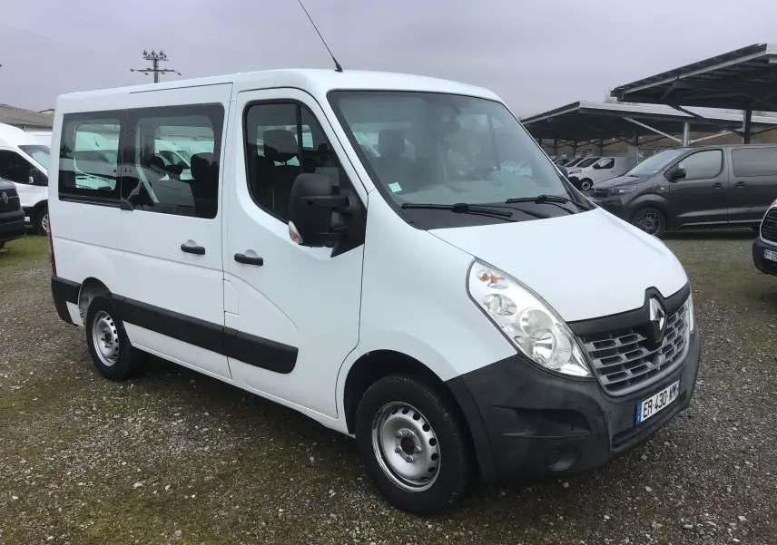 Renault Master Combi III blanc vu en 3/4 avant droit, avec pare-chocs noirs et grandes vitres latérales teintées.